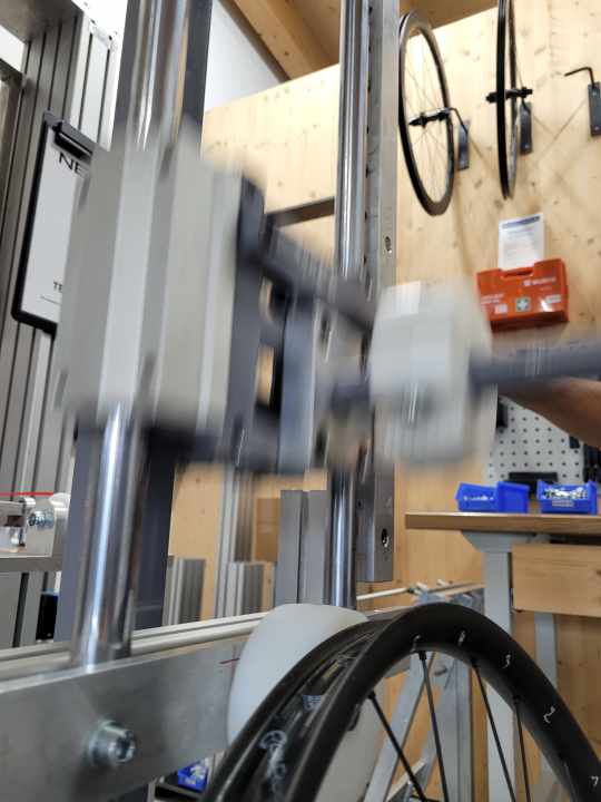 Ein 7,5 Kilo schwerer Kunststoffzylinder simuliert einen Durchschlag aufs Felgenhorn.