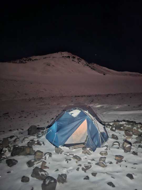 Der Schnee kam zu früh, hielt Andreas und Giovanni aber nicht vom Gipfel ab - sie starteten einfach früher, um dem Schlechtwetter zu entgehen.