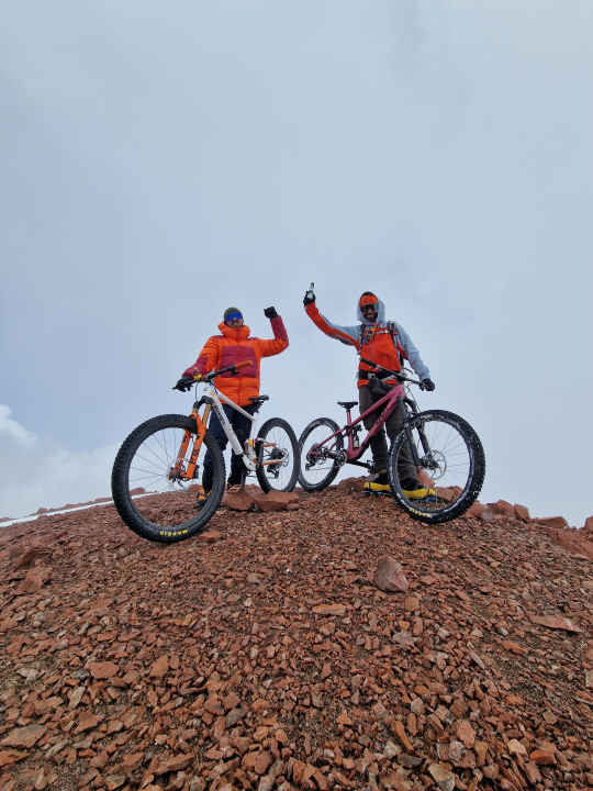 Verhaltenes Gipfelglück - bitte beachten: dicke Bergschuhe mit Steigeisen statt flinker Flatpedal-Sneaker.