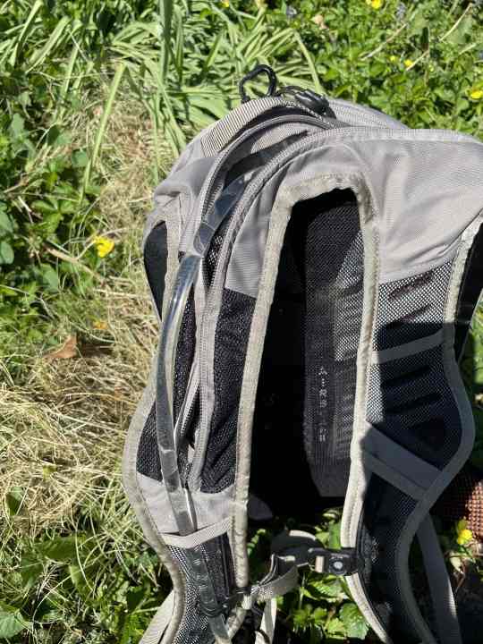 Stable solution: The drinking tube is routed over the shoulder under a zip - so nothing wobbles and it looks clean.