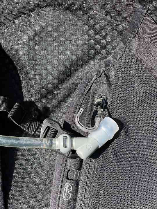 Zipper und Mundstück kommen sich in die Quere. Wer blind danach greift, bleibt meist am falschen hängen.