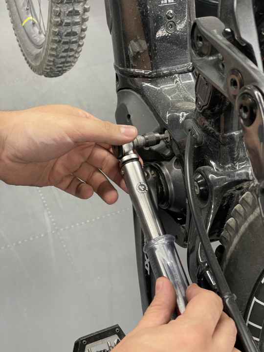 Are no screws loose? Or better: Is the tightening torque correct?