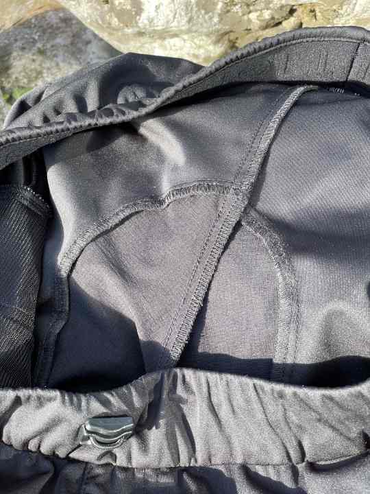 ... die nötigen Nähte dagegen leider umso üppiger. Was nicht schlimm wäre, würde man so nicht genau darauf sitzen.