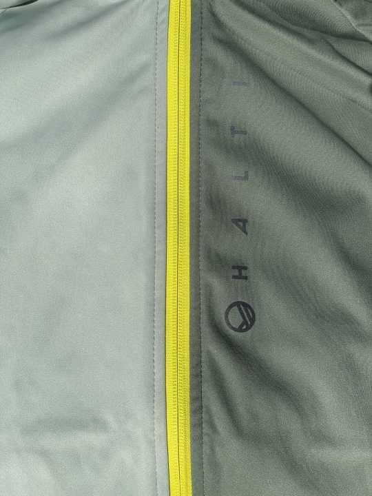 Looks and feels almost like a tracksuit jacket: the Halti Exhale softshell jacket.