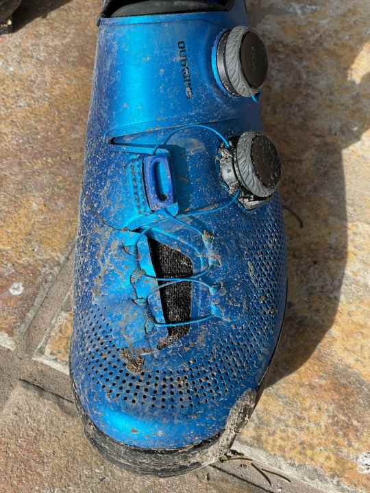 Well ventilated and anything but waterproof. The XC903 is not a shoe for cold and wet conditions.