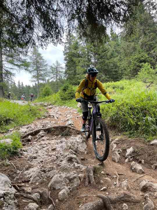 [[Image]]

In den anspruchsvollen Trails in der Dolomiti Paganella Bike Region macht sich das speziell auf leichtere Fahrerinnen abgestimmt Fahrwerk bemerkbar.