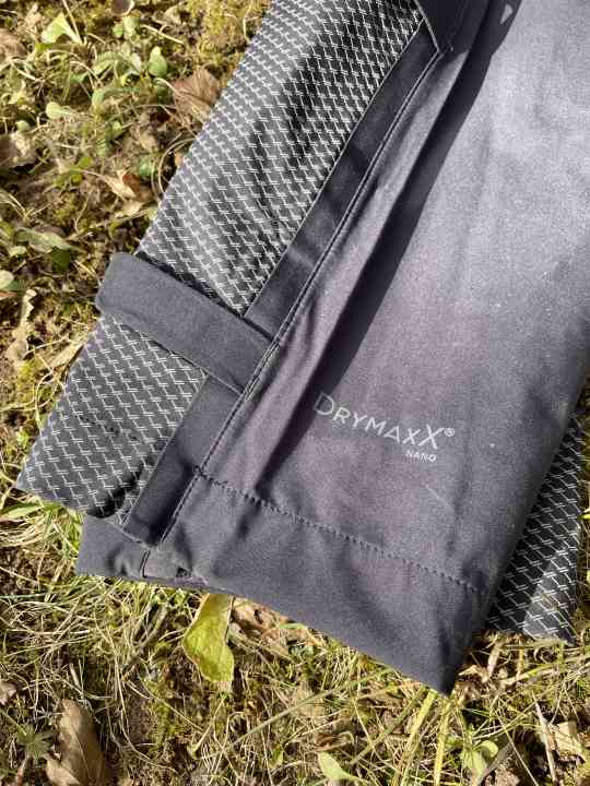 Die Halti Regenhose trägt sich - wie die Jacke -leise und weich. Die Beine können so eng geschlossen werden, dass sie nicht an Kette oder Rahmen reiben.