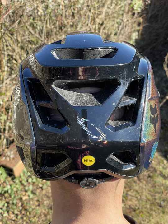 It also fits great and has the MIPS rotation system.