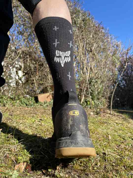 Die Socken sind warm und sitzen prima, könnten aber in eng geschnittenen Schuhen zu dick sein.