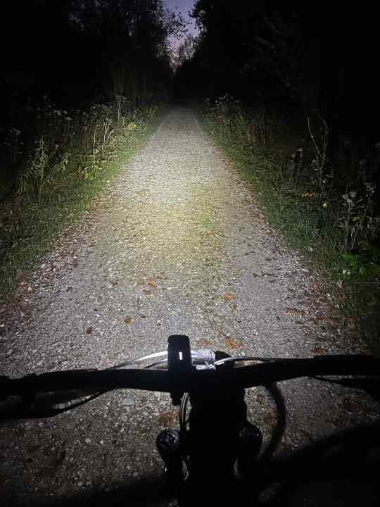 At the highest setting, the Buster 400 emits 400 lumens. This makes it suitable even for trail missions.