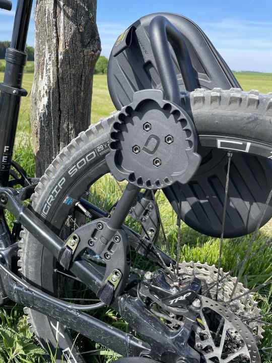 Das Quicklock-System von Aeroe: Schnell montiert und ermöglicht, die Cradles und Taschen schrittweise zu drehen, um sie aus dem Bewegungskreis der Füße zu halten.