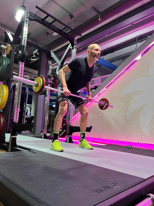 Bent-over rowing: performed dynamically. "You can feel the improvement when biking," says Wolfram Kurschat.