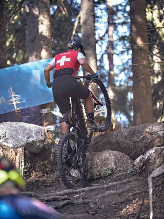 World Championships in Les Gets: Extreme course, spectacular action, but still a fringe sport - a report on the contrasts in the E-MTB discipline.
