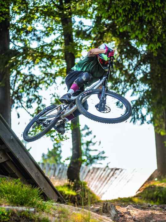 We tested the six enduro bikes for around 3500 euros in the Geißkopf bike park in the Bavarian Forest.