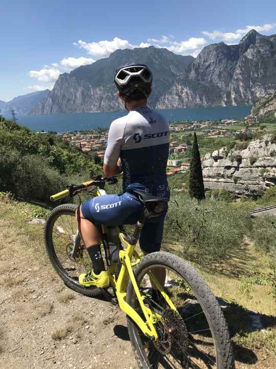Am Ziel: Davids Teampartner Torsten genießt den Blick auf den Gardasee.