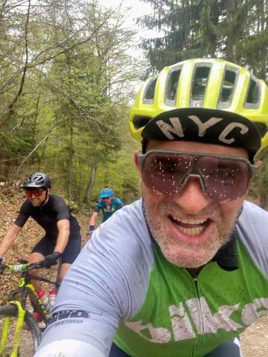BIKE-Chefredakteur Henri Lesewitz liebt Mountainbike-Marathons. Hier drückt er sich gerade die Ronda Extrema des Gardasee-Marathons in die Waden. | Henri Lesewitz