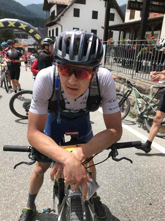 Im Ziel: Der 70-Kilometer-Anstieg ist geschafft, David auch.