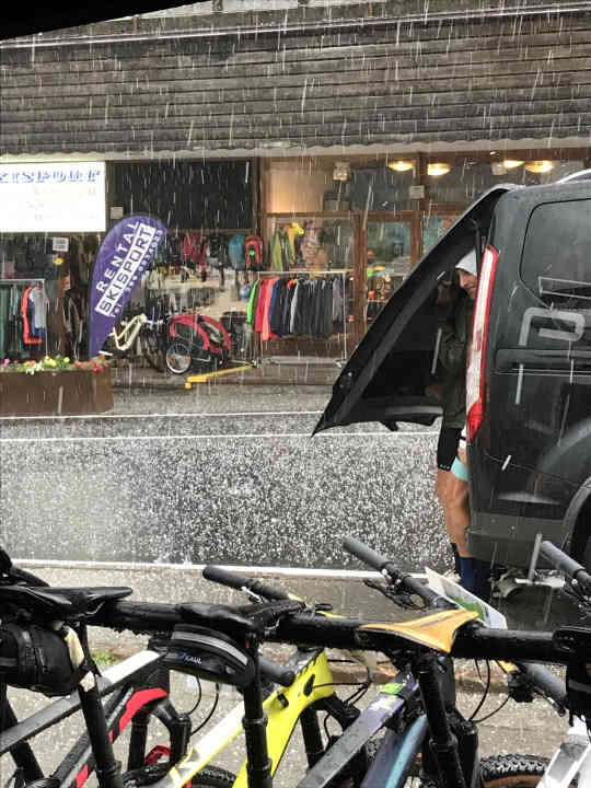 In Deckung: Hagel, Blitz und Donner warteten zum Glück, bis die Transalp in  San Martino di Castrozza angekommen war.