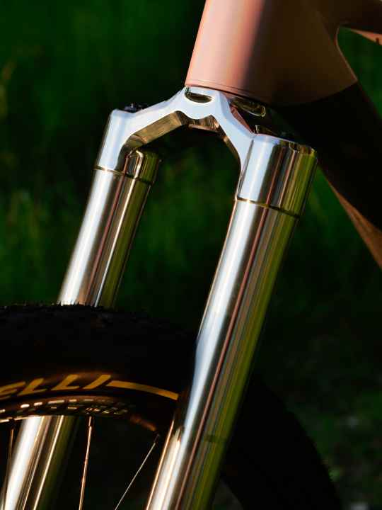 Angles instead of long dropouts: The tubes are slightly angled in the fork crown to allow the front wheel to move forwards.