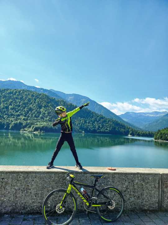 Zusammen mit Papa Markus knackte der Zweitklässler Julius Gräf in zehn Tagen 500 Kilometer und rund 3500 Höhenmeter. Rekord!  Foto: Privat