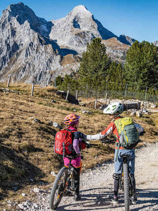 "Look, that's the Alpspitze over there! I've already been up there with mum and dad!" Sophie shows her cousin Antonia Germany's most beautiful mountain.