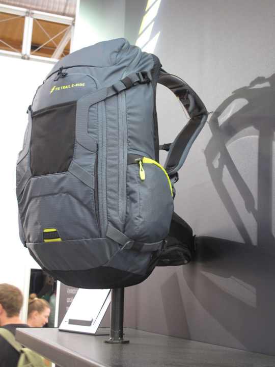 The Evoc FR Trail E-Ride is the first protector backpack to receive a TÜV / GS certificate despite having a battery compartment. The 20-litre backpack should be available in shops in mid-March 2018 for 220 euros.