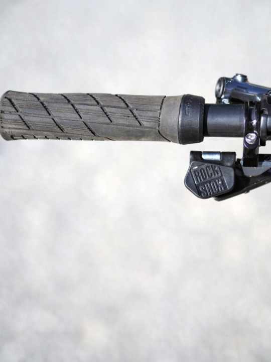   Rockshox Reverb AXS: Per Funk gibt die Remote-Taste Befehle, ob die Stütze aus- oder einfahren soll. Ist der Akku jedoch leer, ist Ende Gelände.