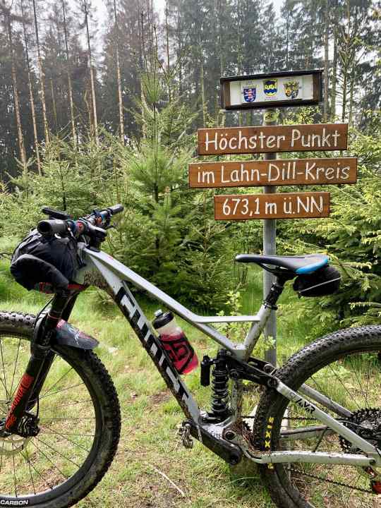Kein Gipfel, sondern mitten im Wald: der Höhepunkt unserer heutigen Etappe.