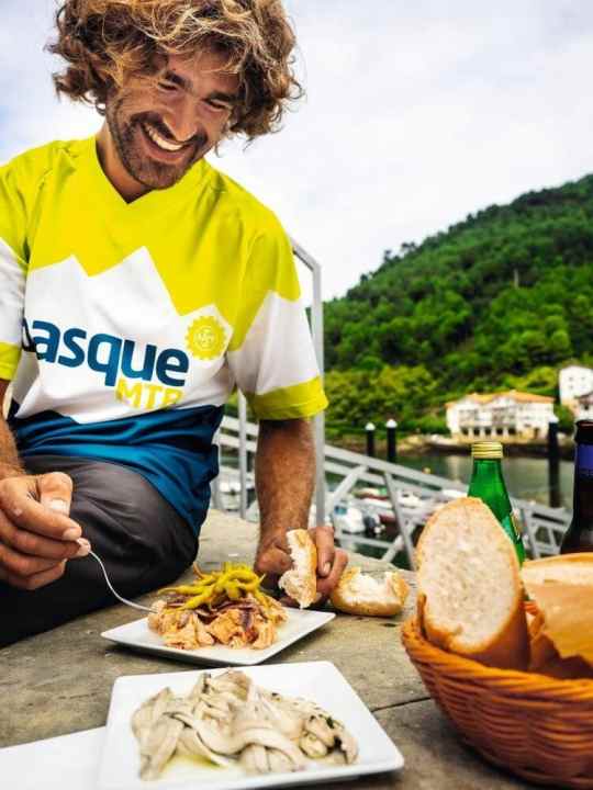   Short break at the harbour basin in Pasaia. Igor has bought pintxos with tuna and anchovies.