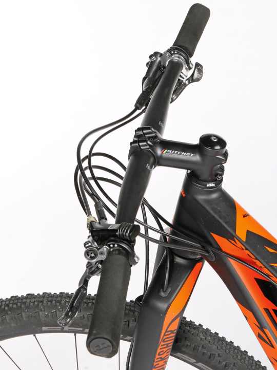   Thanks to the Ritchey handlebars, which are hardly cranked back at all, the KTM rides as if it had a long 120 mm stem. The handling is correspondingly indirect. The handling could be significantly improved with a more cranked and slightly wider handlebar.