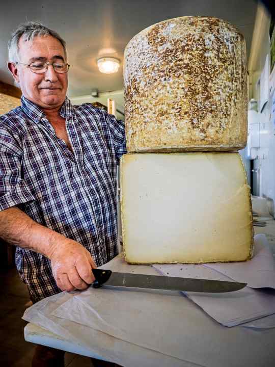 You really don't have to worry about your physical well-being in the Auvergne: There is a bar, boulangerie or restaurant in almost every village. And for a snack along the way, you can stock up on delicacies directly from the farmer. Many fermes sell home-made cheese or sausages.