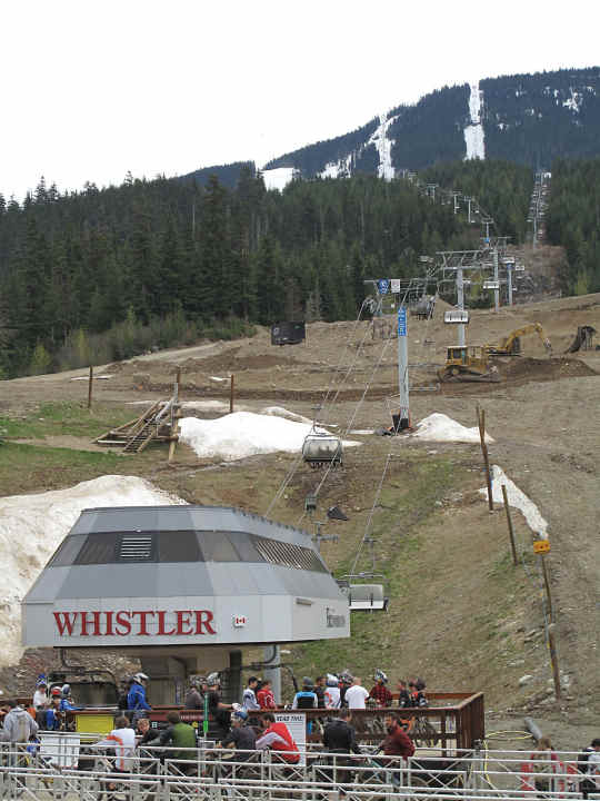   Die Fitzsimmons-Gondel bringt die Biker auf halbe Höhe Whistler Mountain.