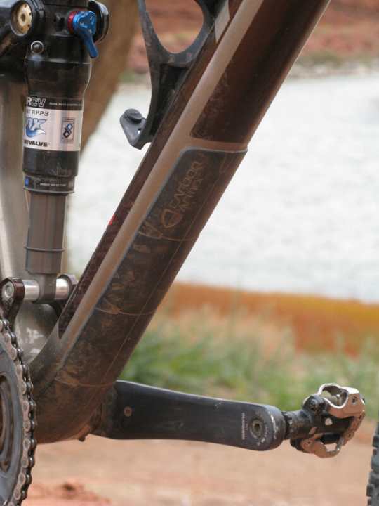   Trek calls the protector on the down tube "Carbon Armour". The two carbon layers of the frame are protected from damage by a resin and a plastic layer.