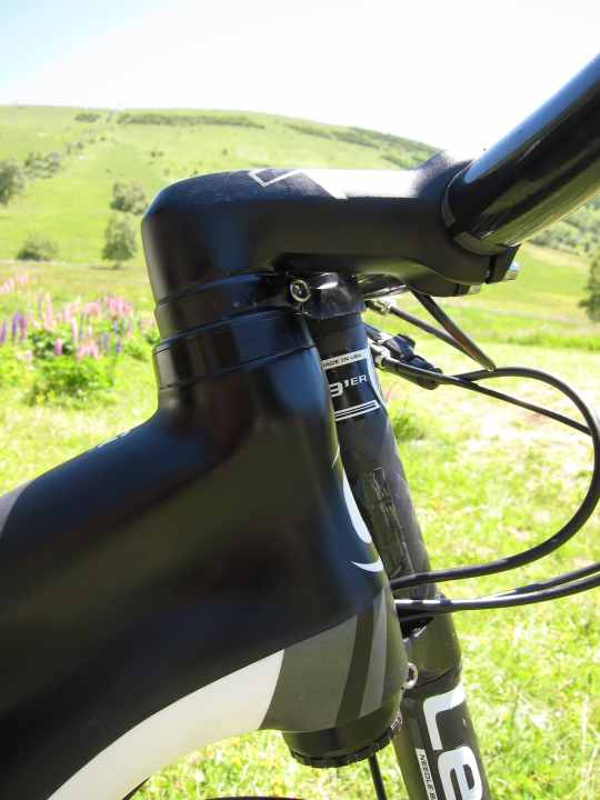   The one centimetre high spacer, which is located at the top of the head tube, can also be placed at the bottom of the head tube. This makes the steering angle almost 0.5 degrees slacker.