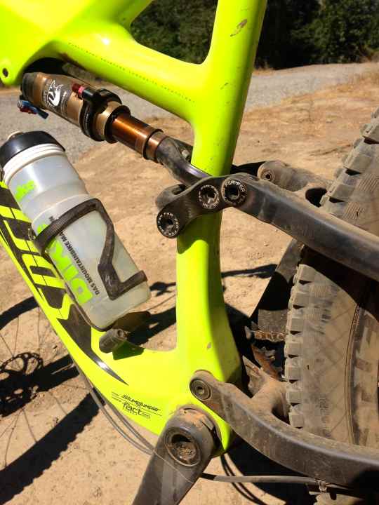   Nur das Evo kommt mit 135 Millimeter Federweg hinten, außerdem besitzt das Bike das SWAT Kit mit Multitool unterm Flaschenhalter und Kettenwerkzeug im Steuerror.