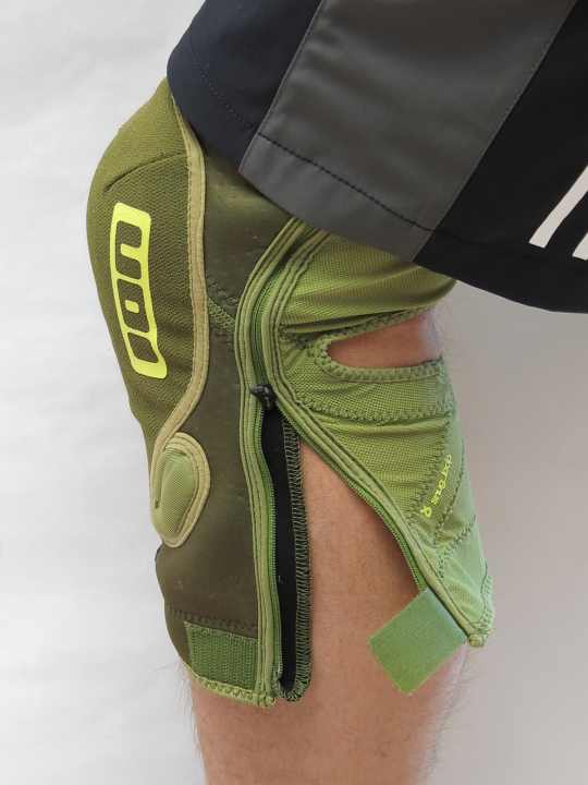   Quick to put on and take off, even on tour: The K_Lite_Zip with side zip.