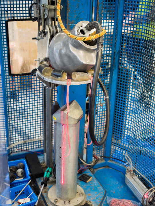 Beim seitlichen Aufprall trifft der Helm auf einen gewinkelten Amboss, der einen Randstein simuliert.