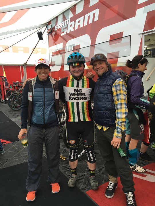  Walter mit den "ersten Finishern": Ultrabike-Stars Rebecca Rusch (links) und Jay Petervary.