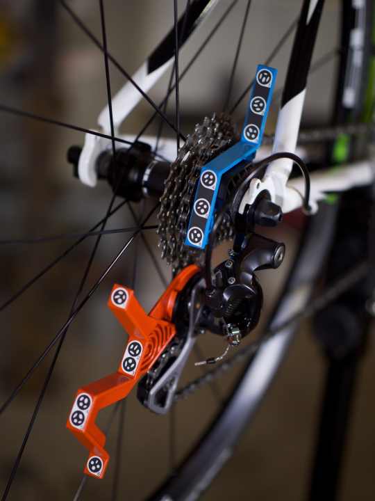   Die Frontkamera des Smartphones liest die Symbole auf den Schablonen aus und sagt an, an welchen Schrauben man drehen muss.