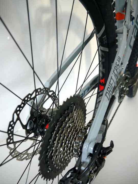   Thanks to the Boost standard, the new Carver bikes can also accommodate wide Plus tyres in the rear triangle.