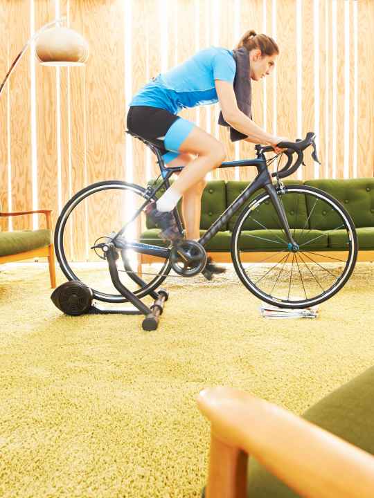 In Corona-Zeiten eine beliebte Alternative zum Radfahren draußen: Rollentraining in den eigenen vier Wänden.
