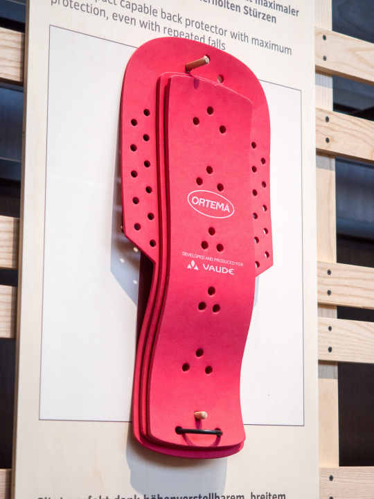 The back plate comes from Ortema, is constructed in three layers and is multi-impact capable.