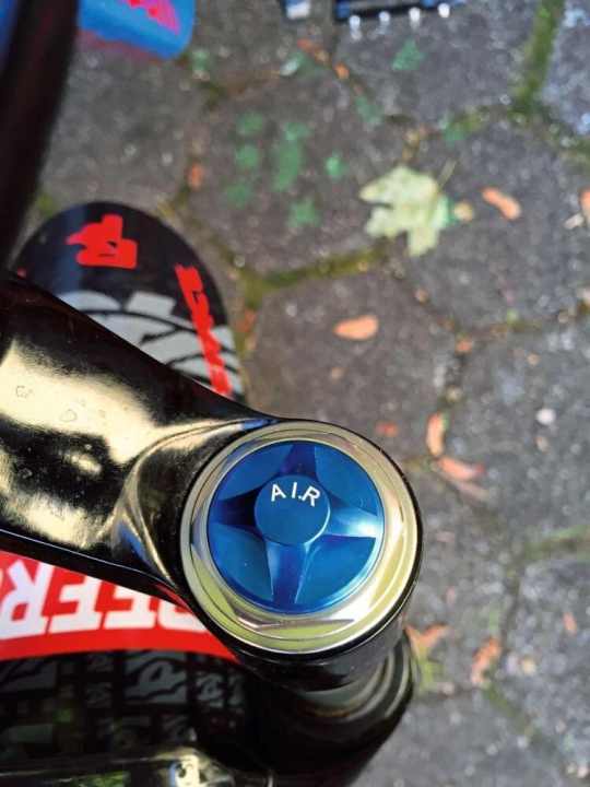 Die leichte Federgabel mit Carbon-Krone lässt sich auf geringe Fahrergewichte einstellen und geht butterweich.