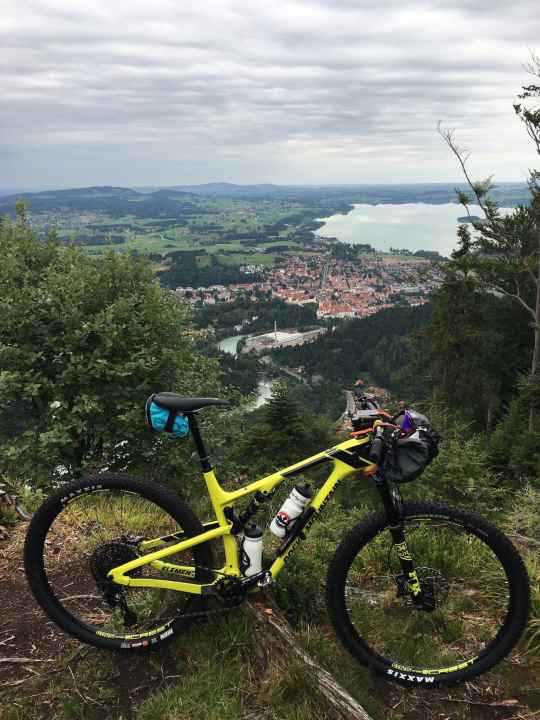   Startpunkt Dreiländereck: Bis zum Grenzstein oberhalb von Füssen mussten wir erst einmal 300 Höhenmeter hochkurbeln. Dort startete die Tour dann hochoffiziell am deutsch-österreichischen Grenzstein.