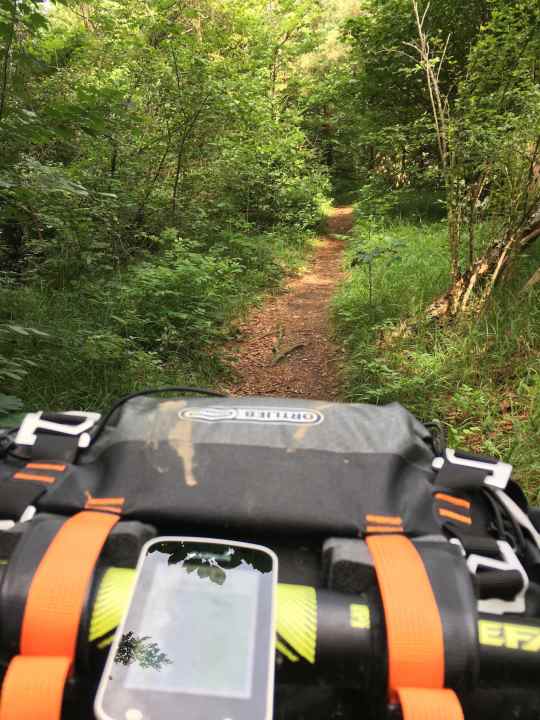   Entlang des Lech Höhenwegs ging es von Schongau weiter nach Norden. Der Fernwanderweg hat einige flowige Waldtrails zu bieten. Ab Mundraching begleiteten mich Fotograf Markus Greber und seine Frau. Die Trail-Ausbeute ab dort war sagenhaft und lag fast bei 100 Prozent! Immer am Lechufer entlang, mal weiter oben, mal direkt am Wasser. 