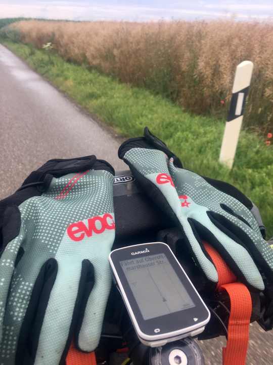   To get from the Lech to the western forests just outside Augsburg, I had to cover a few kilometres on the road. At least my wet socks and gloves are dry again in the wind. You can already see Augsburg on the horizon, let's see how long the detour will take.