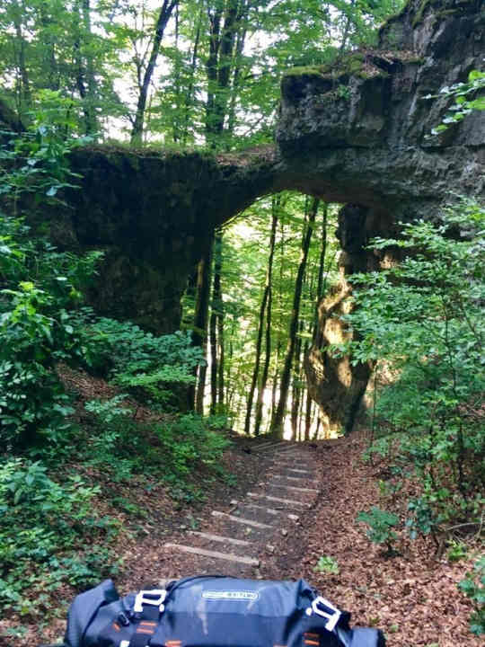   Sportlicher letzter Trail durch das Felsentor bei Unteremmendorf. Und das nach mehr als 110 km und mit 2000 hm in den Beinen.