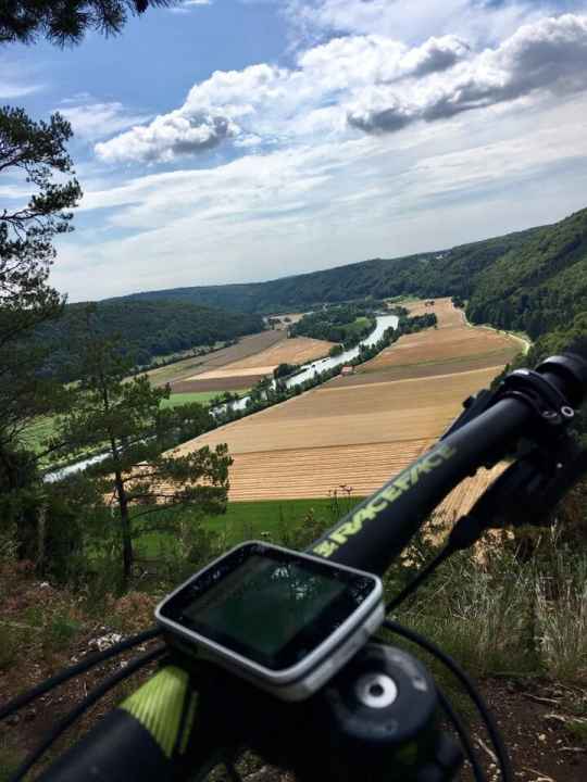   Auf dem Rosskopf im Altmühltal. Da hat sich die Schinderei bergauf doch gelohnt!