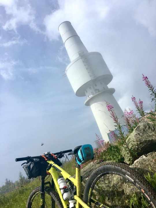   Pünktlich bei meiner Abkunft am Schneeberg-Gipfel riss die Sonne Löcher ins Nebelmeer.
