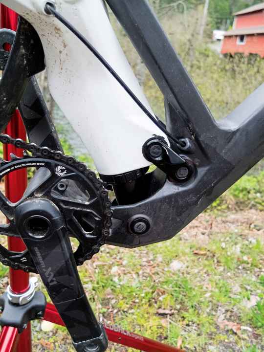   Polygon Square One EX9: The slider (telescopic) is the centrepiece of the rear triangle and enables the sophisticated kinematics, which ensure very efficient pedalling despite the long suspension travel. The system is also used on the new Wolf Ridge from Marin.